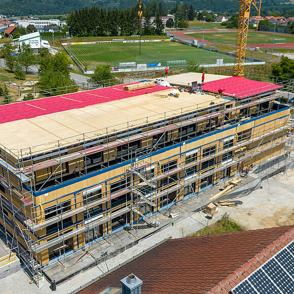 Neubau Lindahof Zeitraffer - Vilshofen Mehrstöckiges Gebäude mit Gerüst und Kran