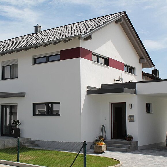Einfamilienwohnhaus - Niederalteich Einfamilienwohnhaus mit weißer Fassade