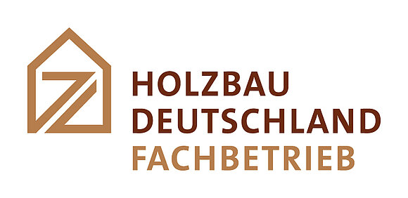 Logo von Holzbau Deutschland Fachbetrieb mit stilisiertem Haus und brauner Schrift auf weißem Hintergrund.