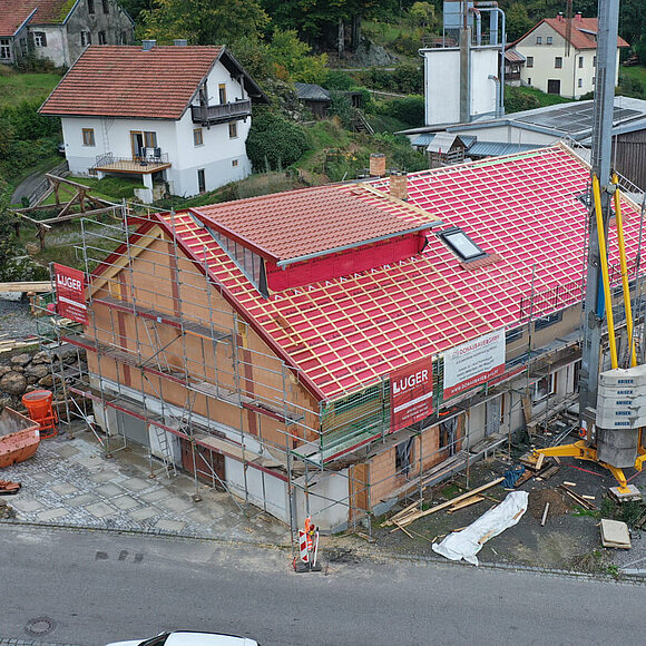Sanierung und Holzrahmenbau Baustelle, Haus mit Dachlattung, Kran