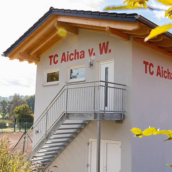 TC Aicha v. Wald - Neubau Vereinsheim Haus mit Aufschrift: TC Aicha v. Wald