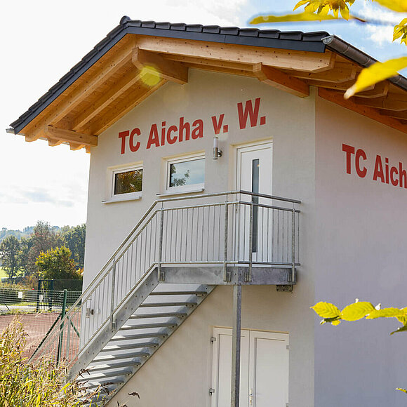 Haus mit Aufschrift: TC Aicha v. Wald
